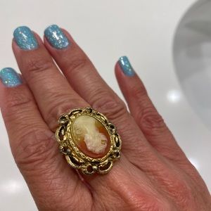 Authentic Vintage - cameo ring - nice find!